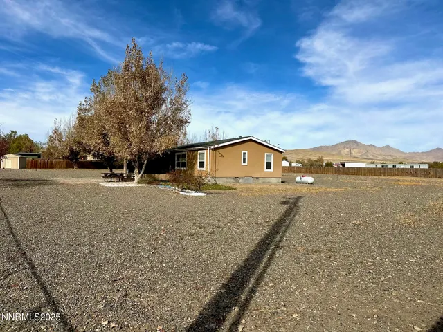 a view of a house with backyard