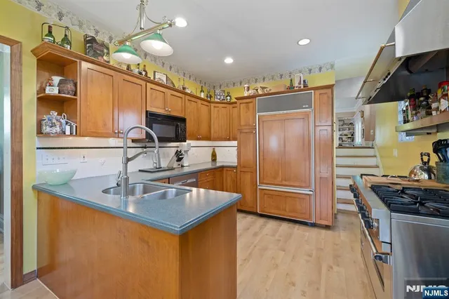 $789,900 | 258 Clinton Place, Hackensack, NJ 07601