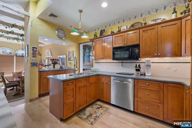 $789,900 | 258 Clinton Place, Hackensack, NJ 07601