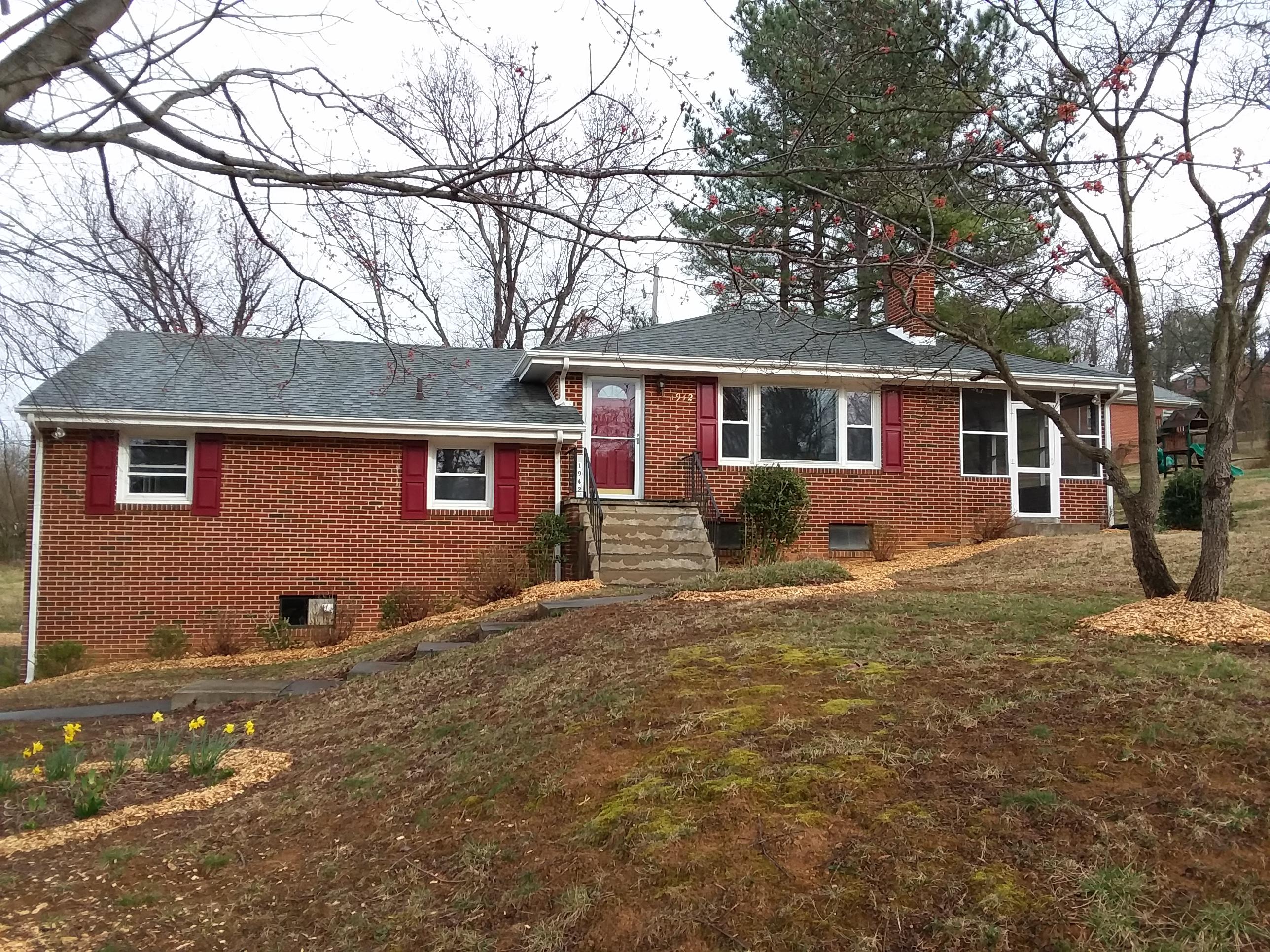 1942 Airview Road Southwest Roanoke, VA 24018 - Photo 2 of 19 Main