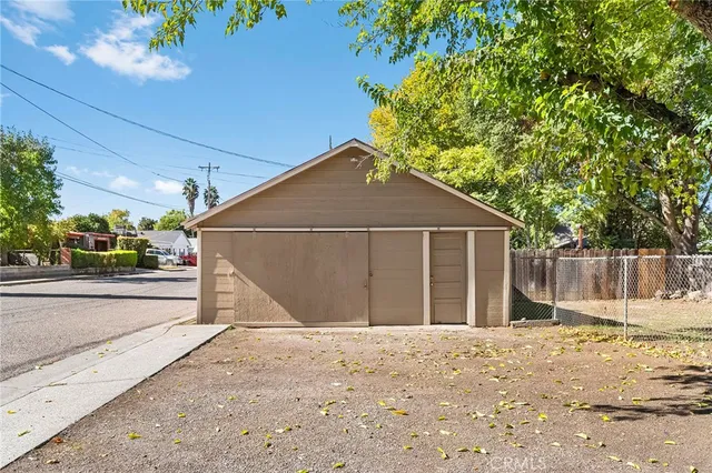 a view of a backyard
