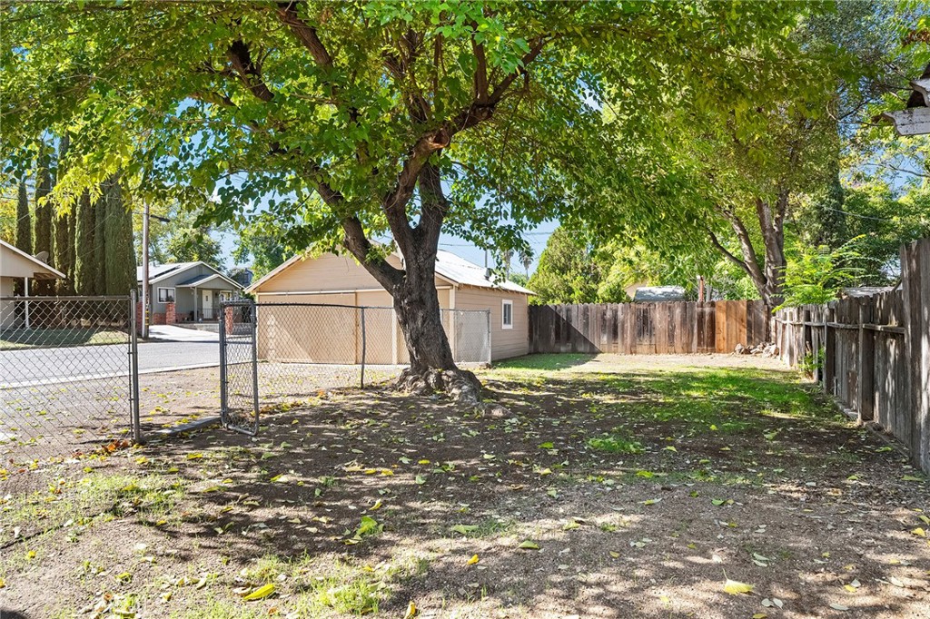 224 South Jackson Street Red Bluff, CA 96080 - Photo 36 of 44 a backyard of a house with lots of green space