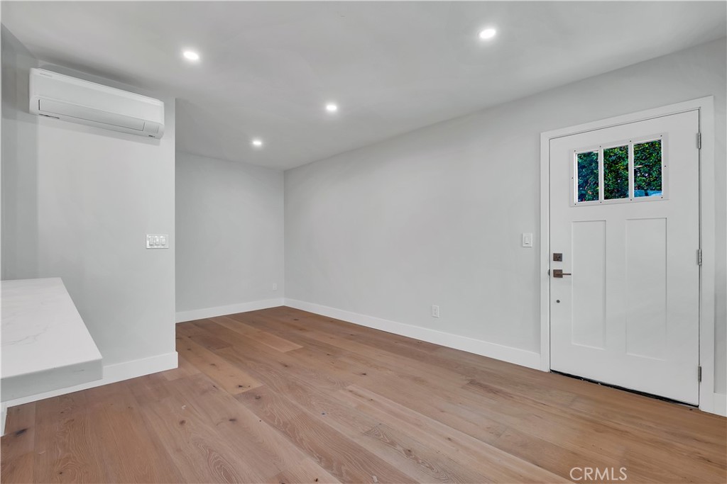 1034 Grant Street, Unit 1R Santa Monica, CA 90405 - Photo 4 of 19