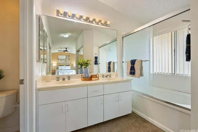 a en suite bathroom with a double vanity sink and mirror