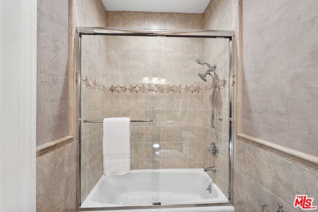 8031 Floral Avenue Los Angeles, CA 90046 - Photo 19 of 34