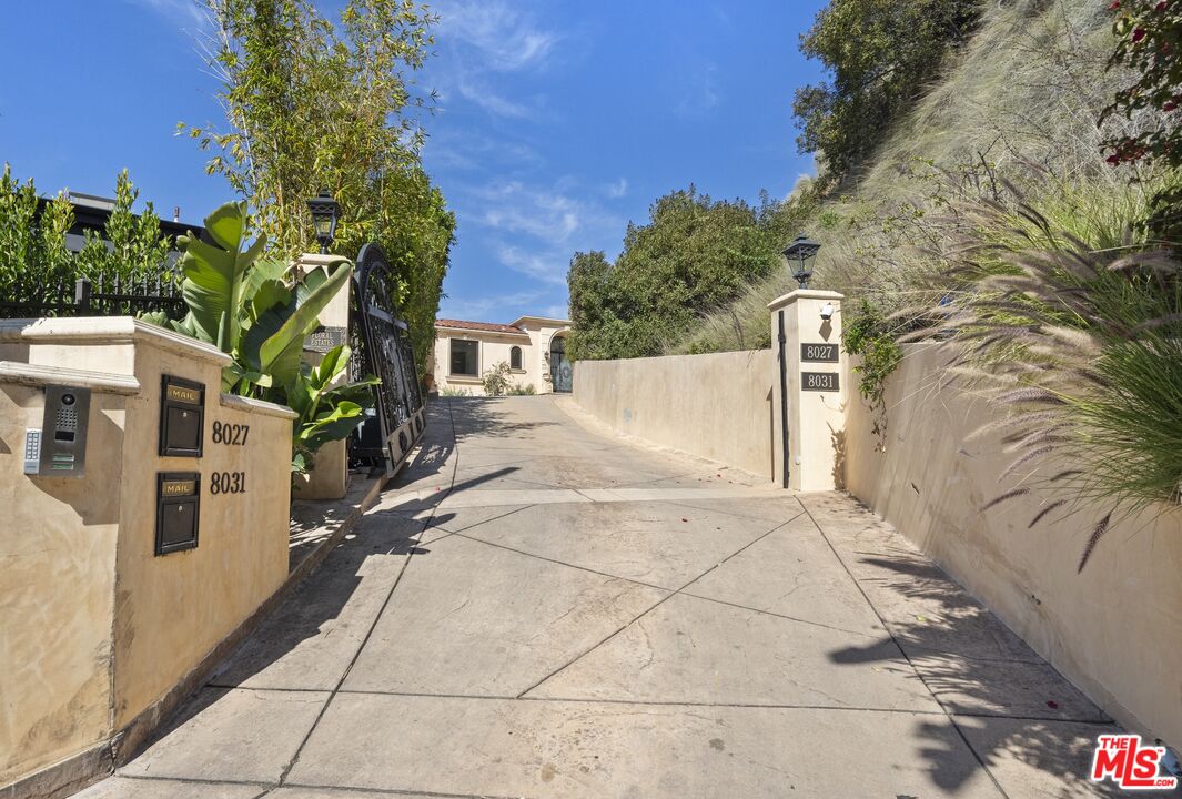 8031 Floral Avenue Los Angeles, CA 90046 - Photo 5 of 34