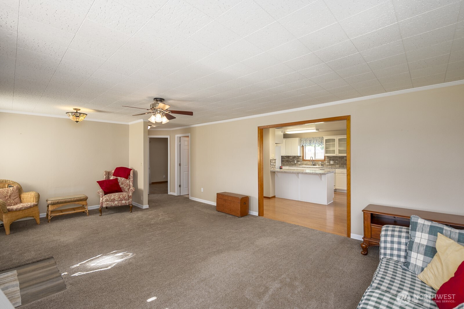 221 K Street Southwest Quincy, WA 98848 - Photo 12 of 38 a living room with furniture and kitchen view