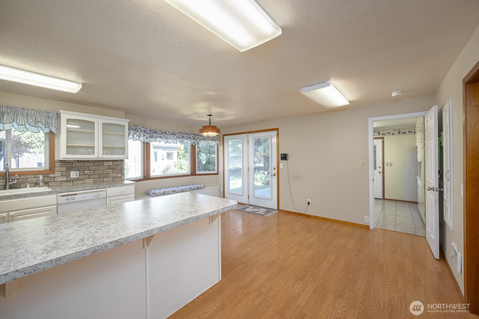 221 K Street Southwest Quincy, WA 98848 - Photo 18 of 38 an empty room with wooden floor and windows