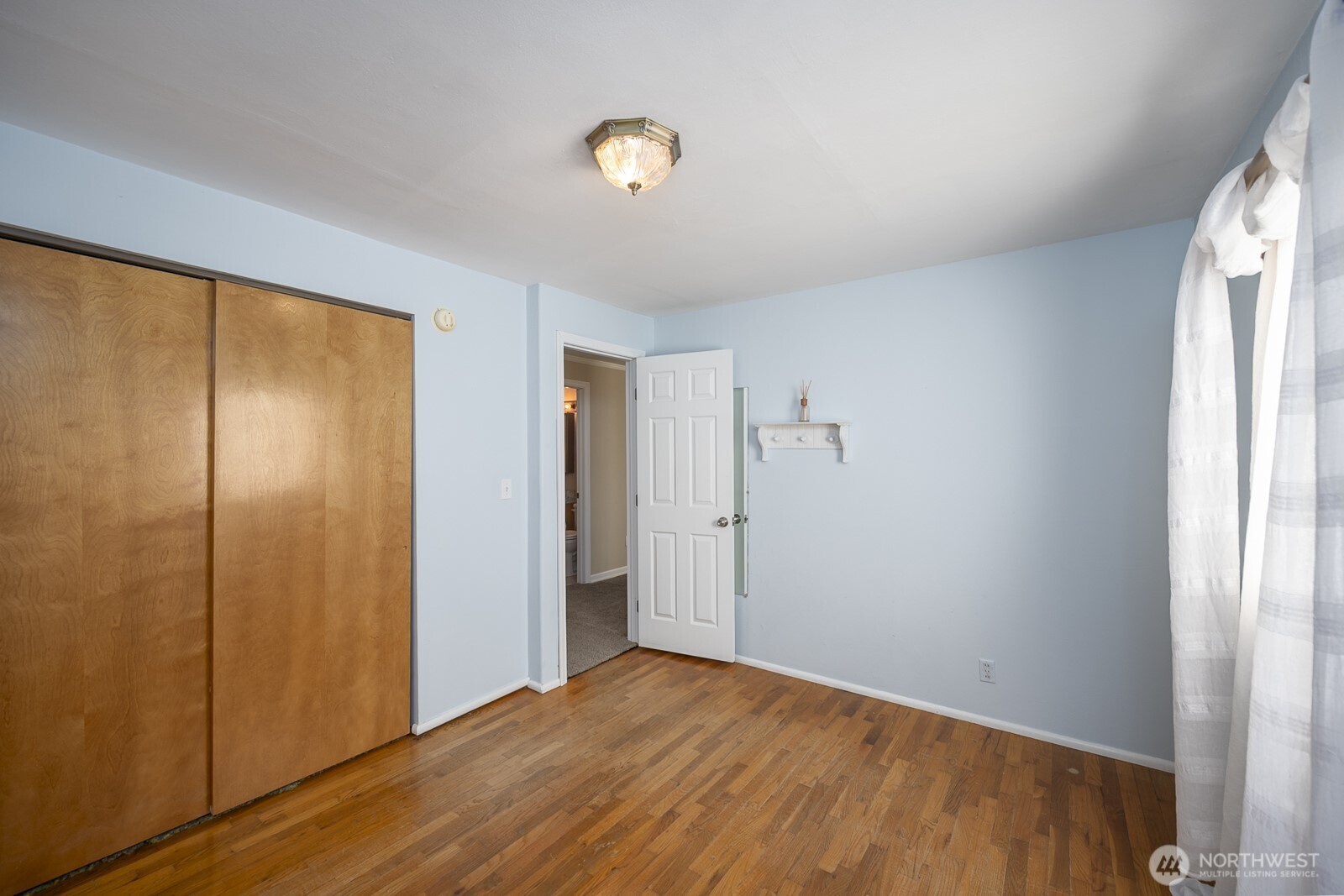 221 K Street Southwest Quincy, WA 98848 - Photo 20 of 38 a view of empty room with wooden floor and fan
