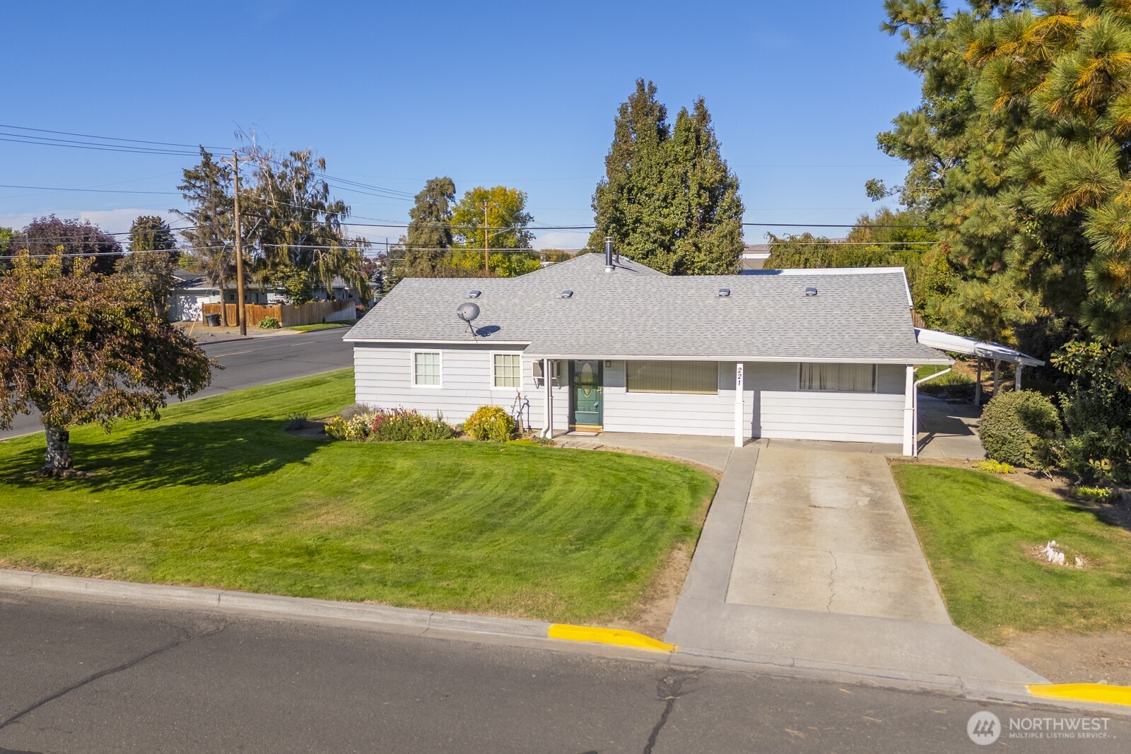 221 K Street Southwest Quincy, WA 98848 - Photo 2 of 38 front view of house with a yard