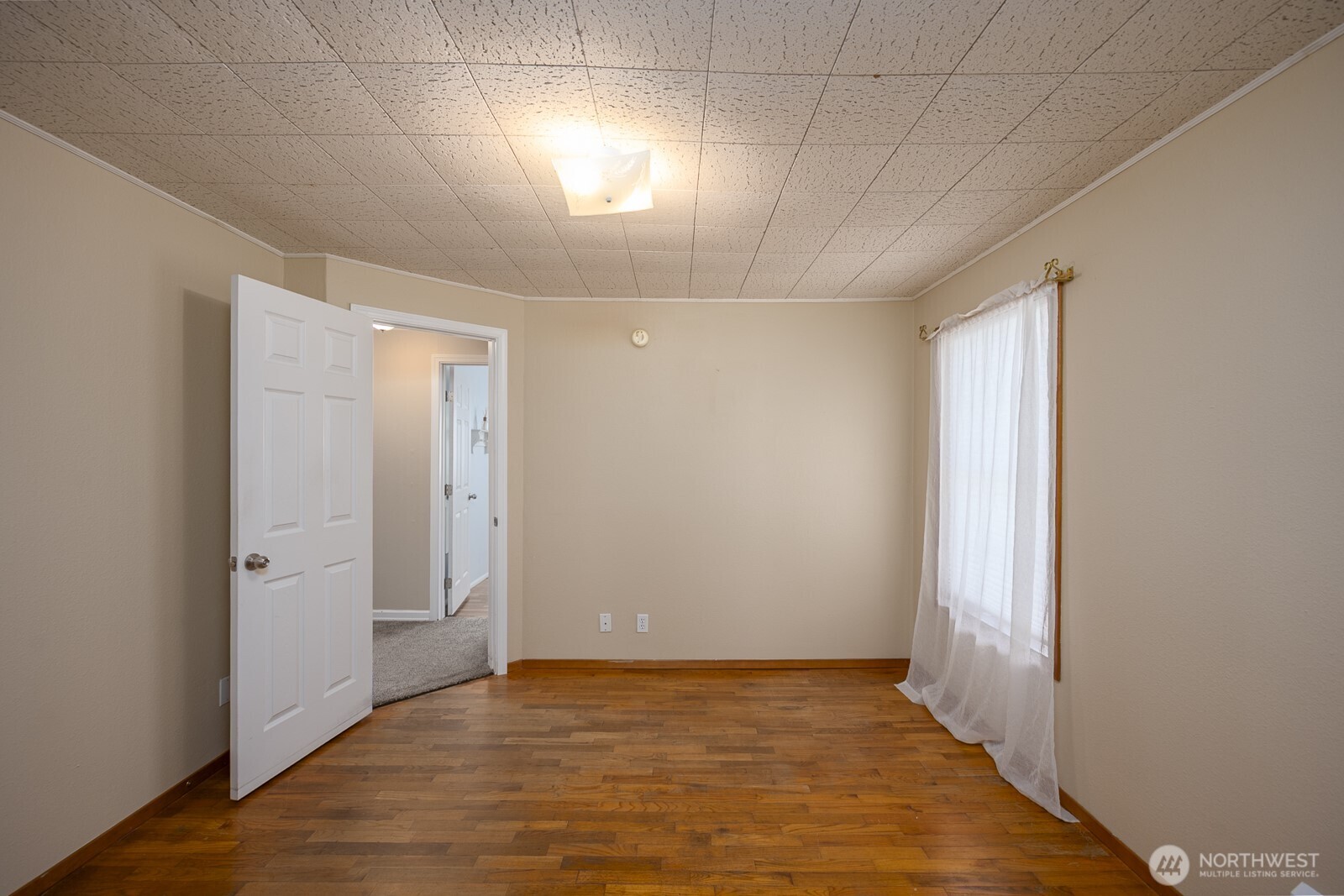 221 K Street Southwest Quincy, WA 98848 - Photo 22 of 38 an empty room with wooden floor and windows