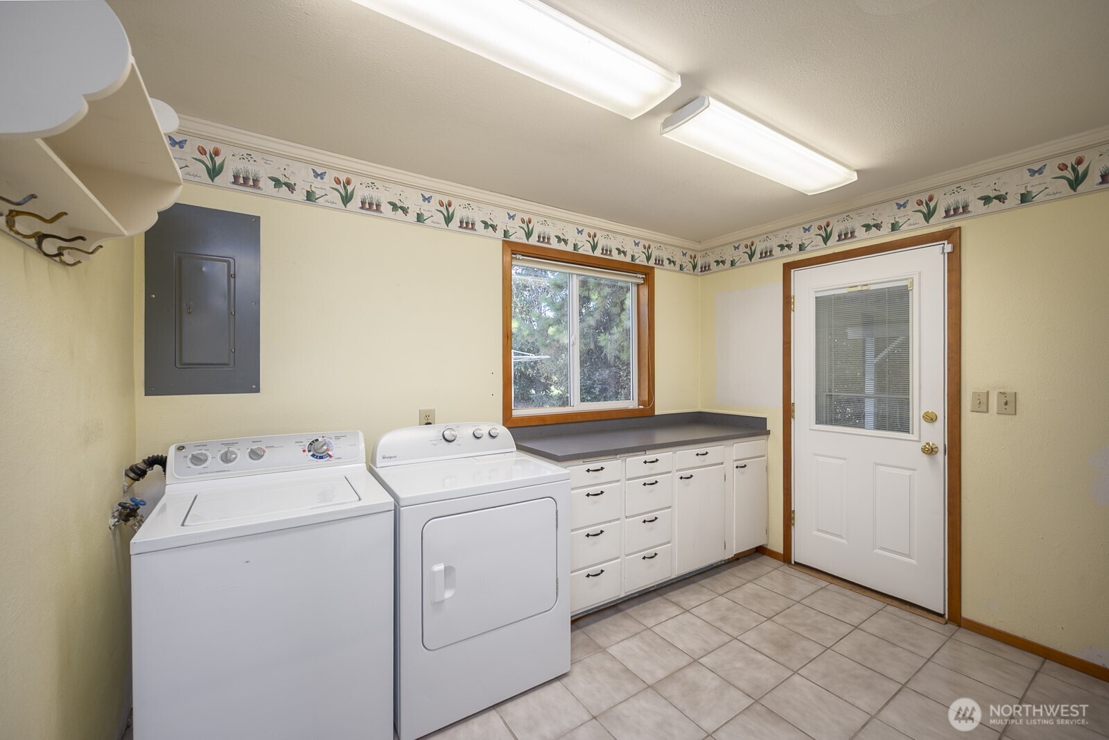 221 K Street Southwest Quincy, WA 98848 - Photo 28 of 38 a room with dryer and washer