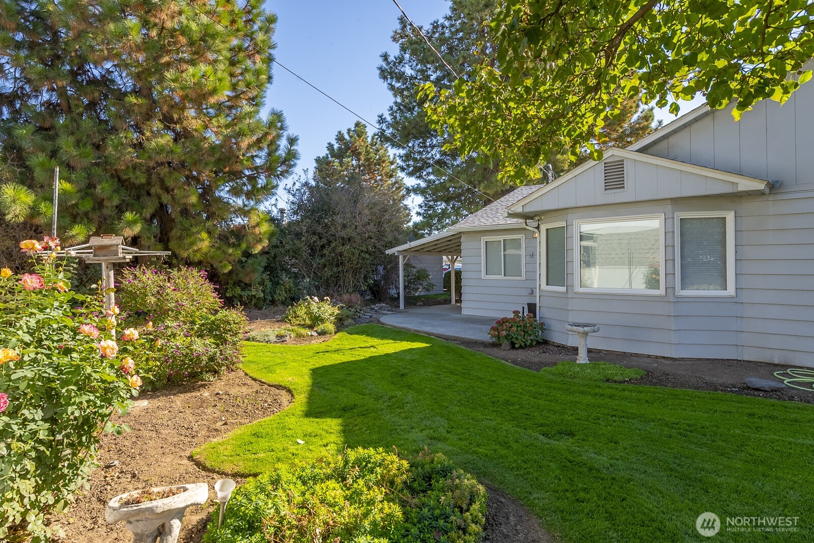 221 K Street Southwest Quincy, WA 98848 - Photo 5 of 38 a backyard of a house with table and chairs