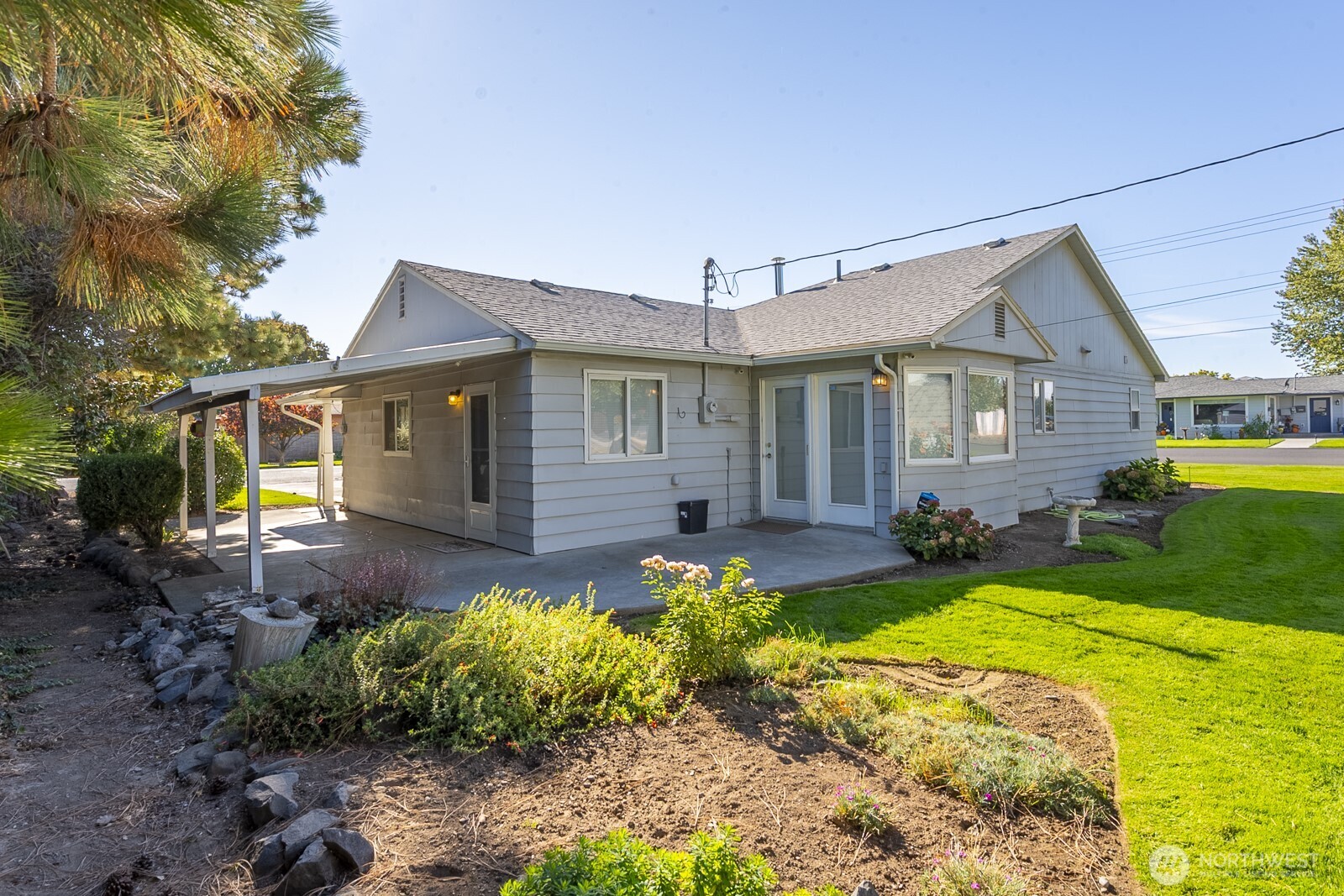 221 K Street Southwest Quincy, WA 98848 - Photo 6 of 38 a front view of a house with garden