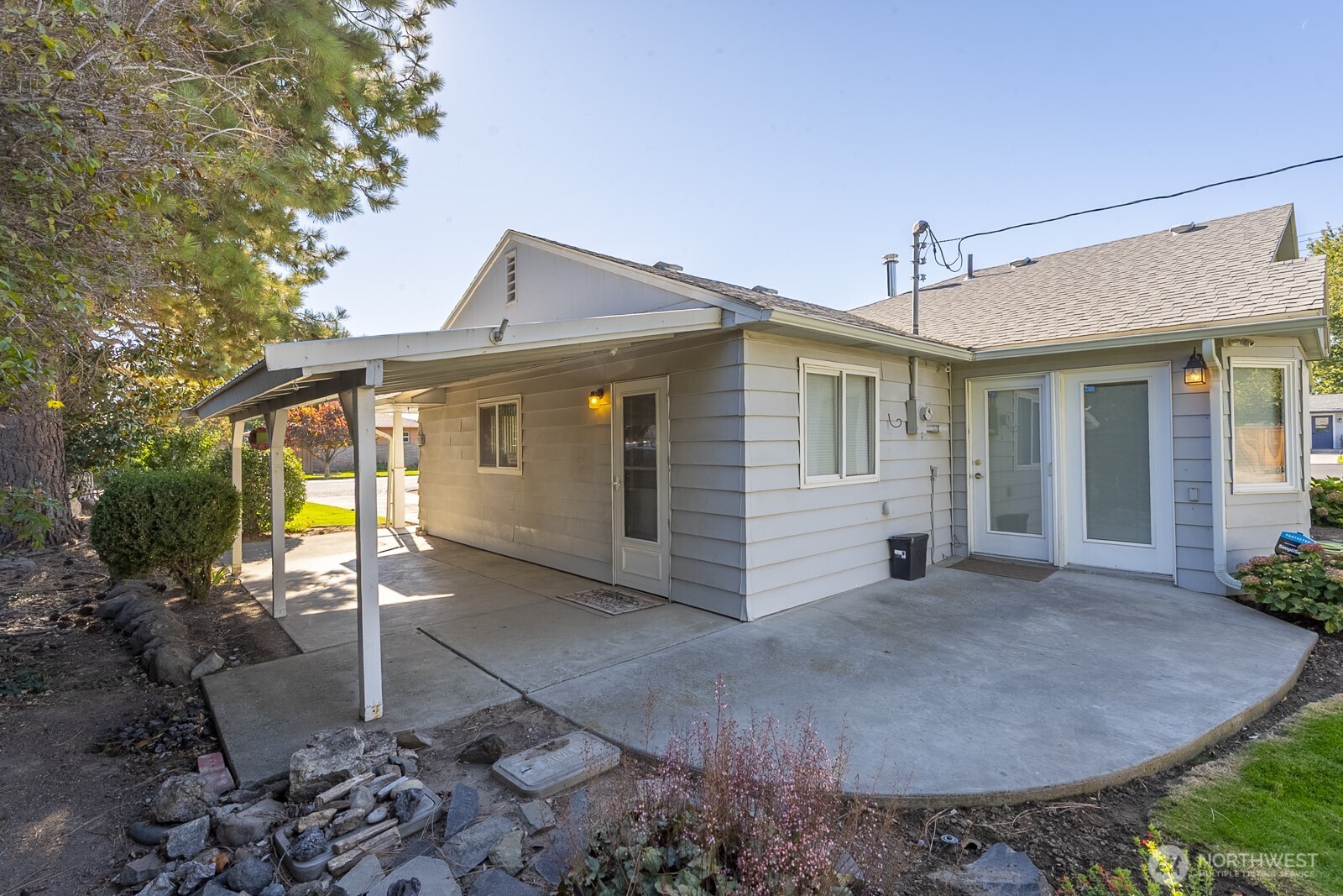 221 K Street Southwest Quincy, WA 98848 - Photo 7 of 38 a front view of a house with garden
