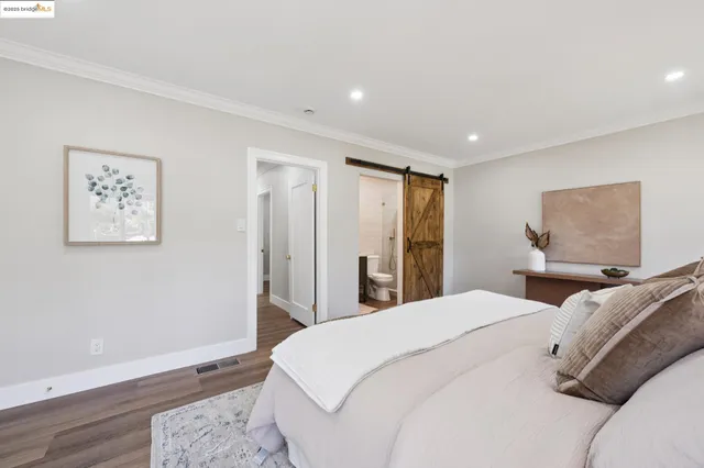 a view of entryway with window