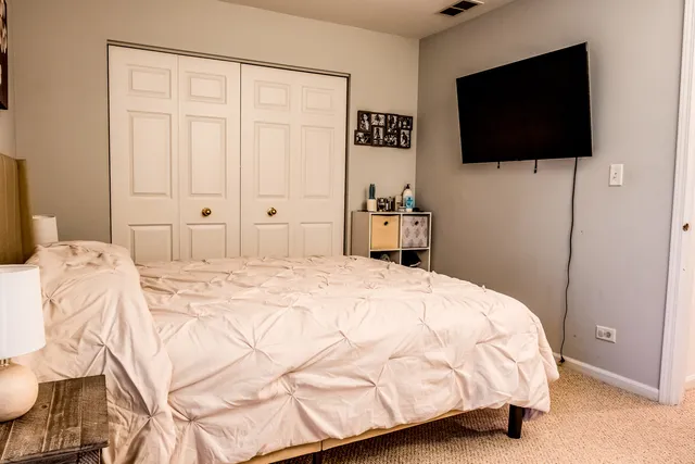 $294,900 | 142 Kennebunk Court, Glendale Heights, IL 60139