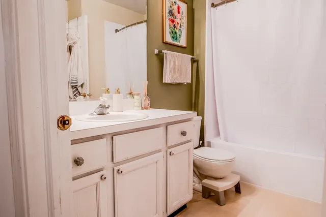 $294,900 | 142 Kennebunk Court, Glendale Heights, IL 60139