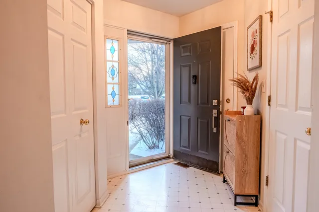 $294,900 | 142 Kennebunk Court, Glendale Heights, IL 60139