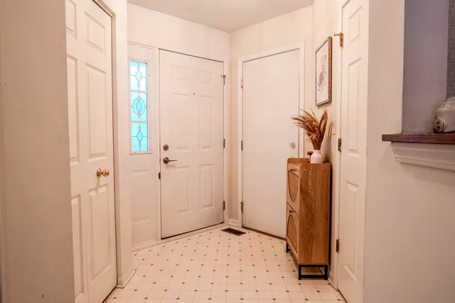 $294,900 | 142 Kennebunk Court, Glendale Heights, IL 60139