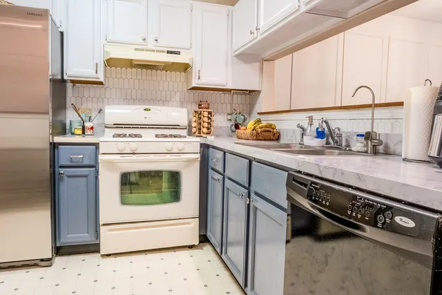 $294,900 | 142 Kennebunk Court, Glendale Heights, IL 60139