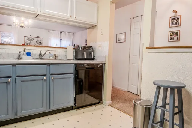 $294,900 | 142 Kennebunk Court, Glendale Heights, IL 60139