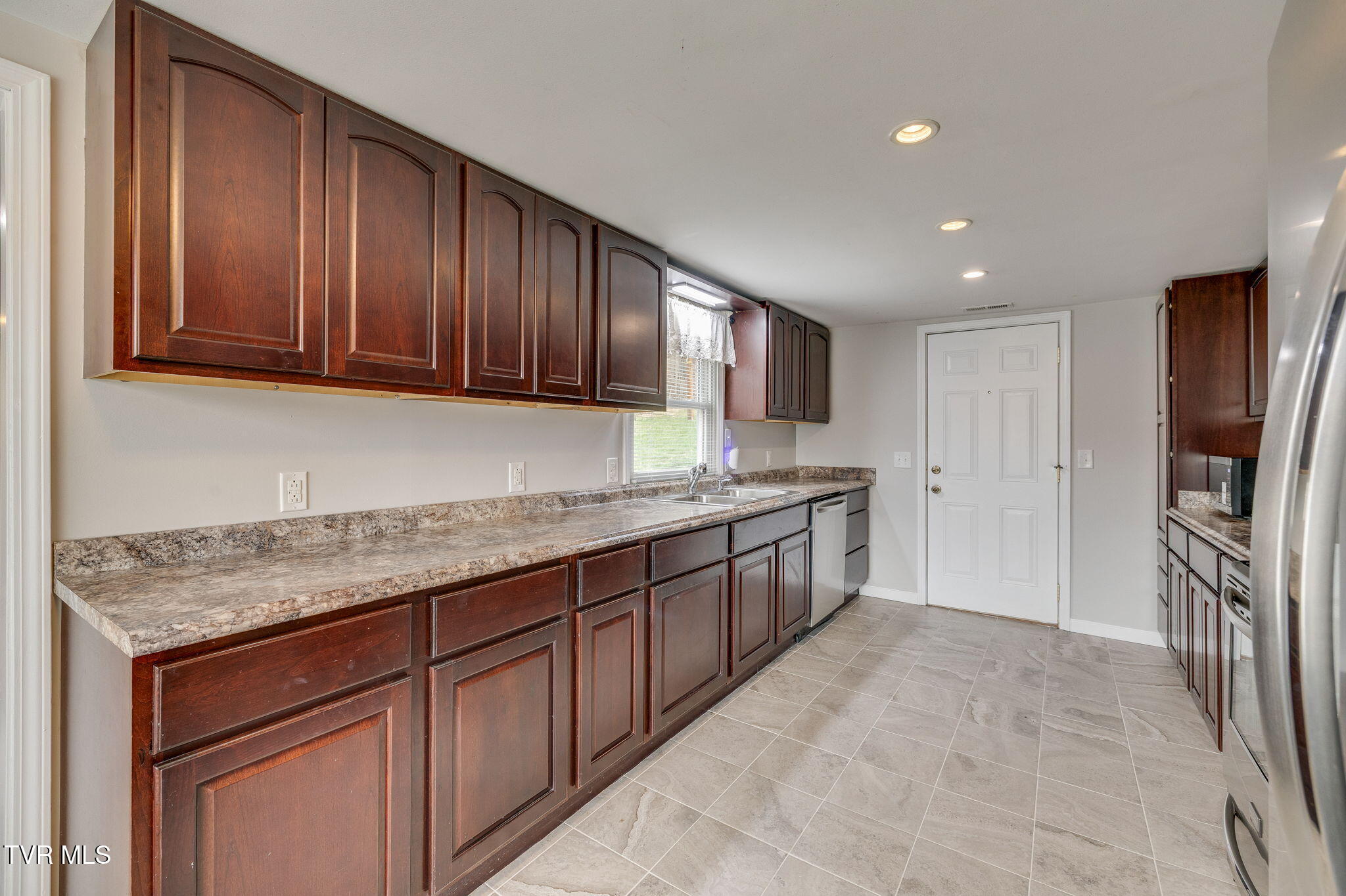 1263 Summerville Road Kingsport, TN 37663 - Photo 11 of 37 010