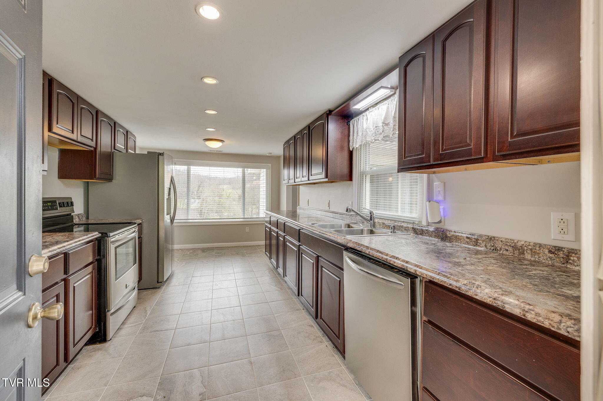1263 Summerville Road Kingsport, TN 37663 - Photo 12 of 37 011