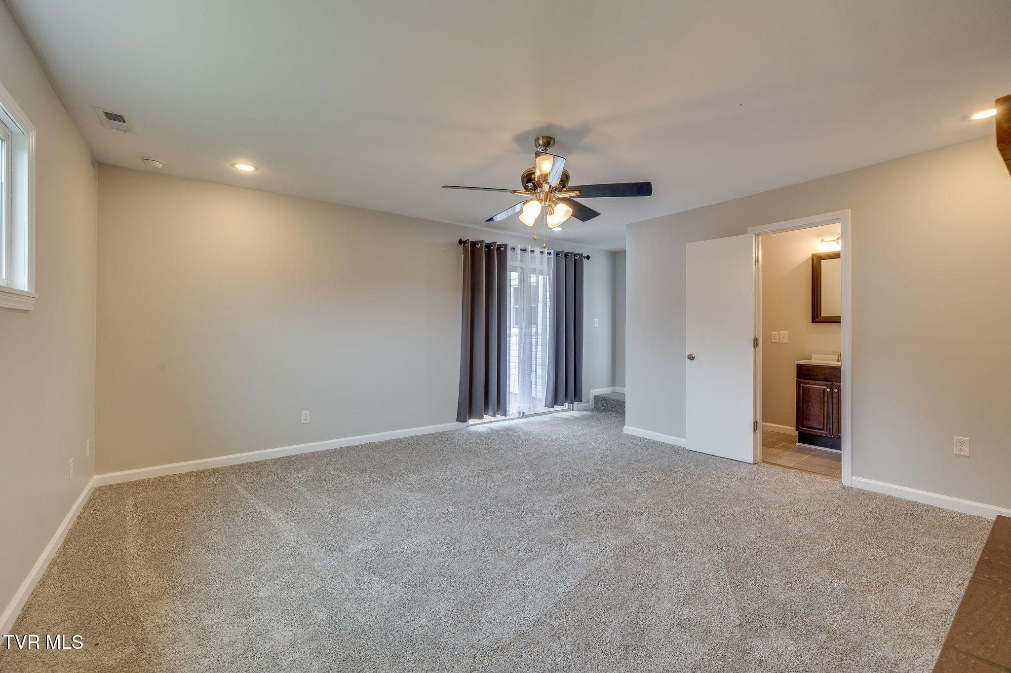 1263 Summerville Road Kingsport, TN 37663 - Photo 15 of 37 014