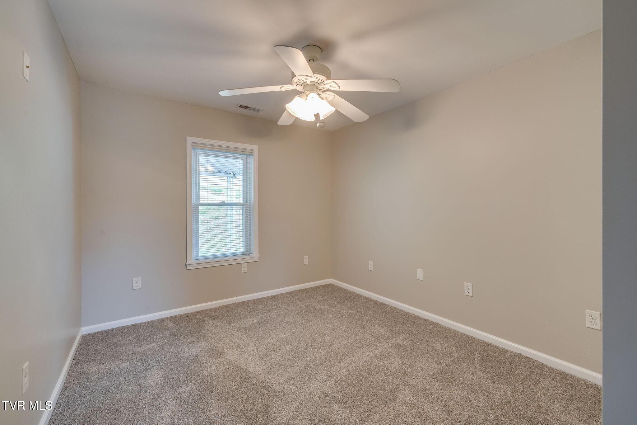 1263 Summerville Road Kingsport, TN 37663 - Photo 19 of 37 018