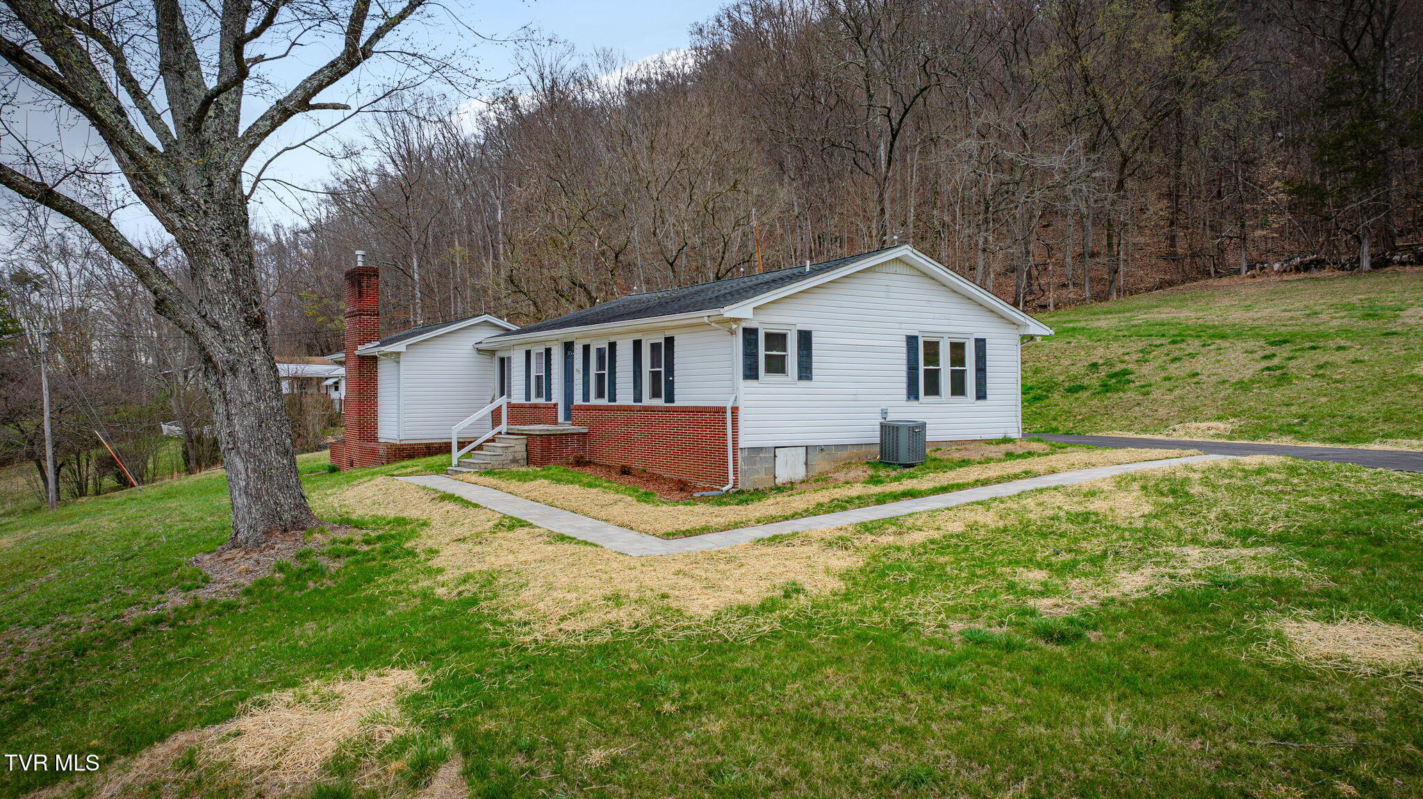 1263 Summerville Road Kingsport, TN 37663 - Photo 4 of 37 003
