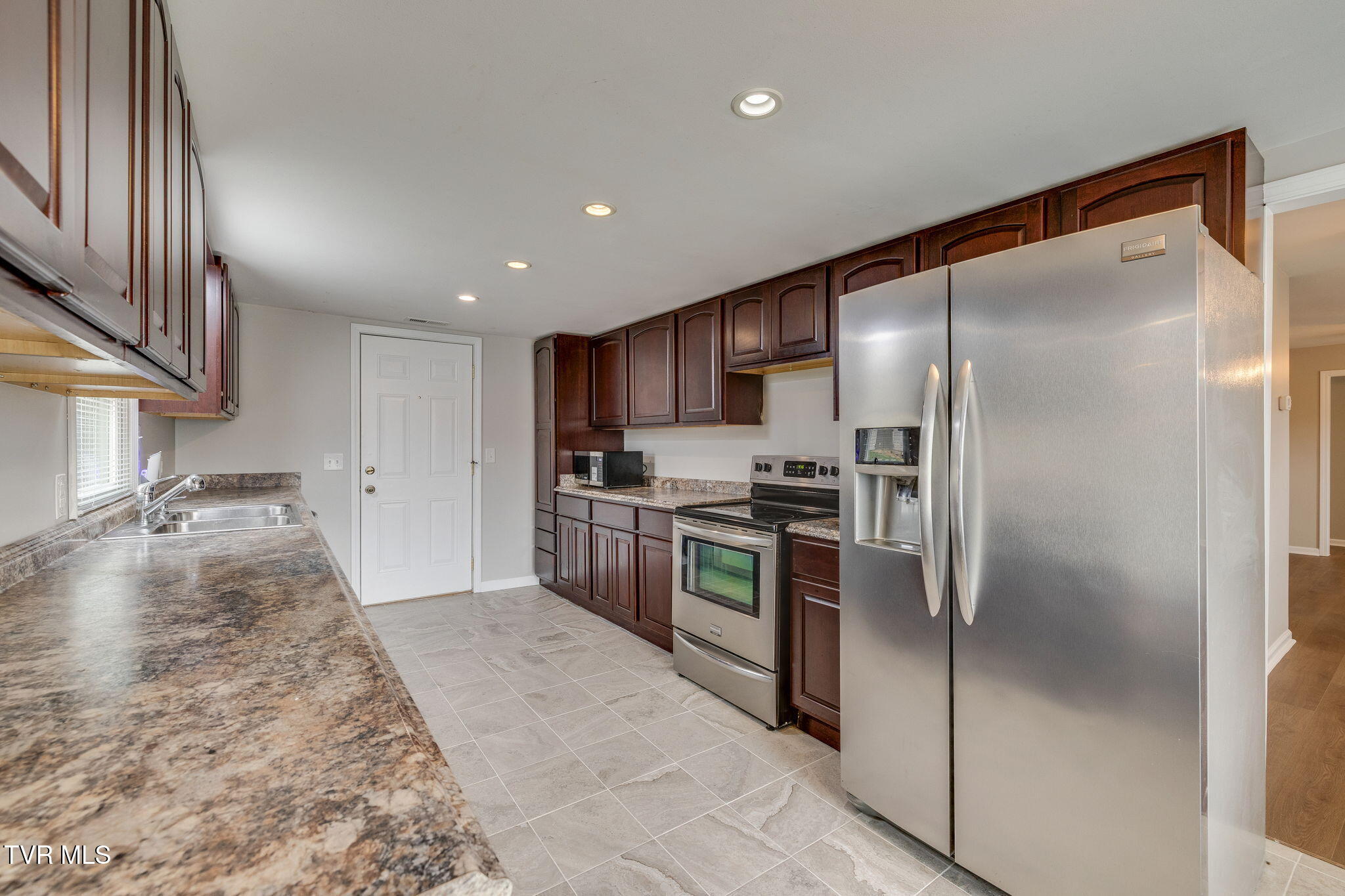 1263 Summerville Road Kingsport, TN 37663 - Photo 10 of 37 009