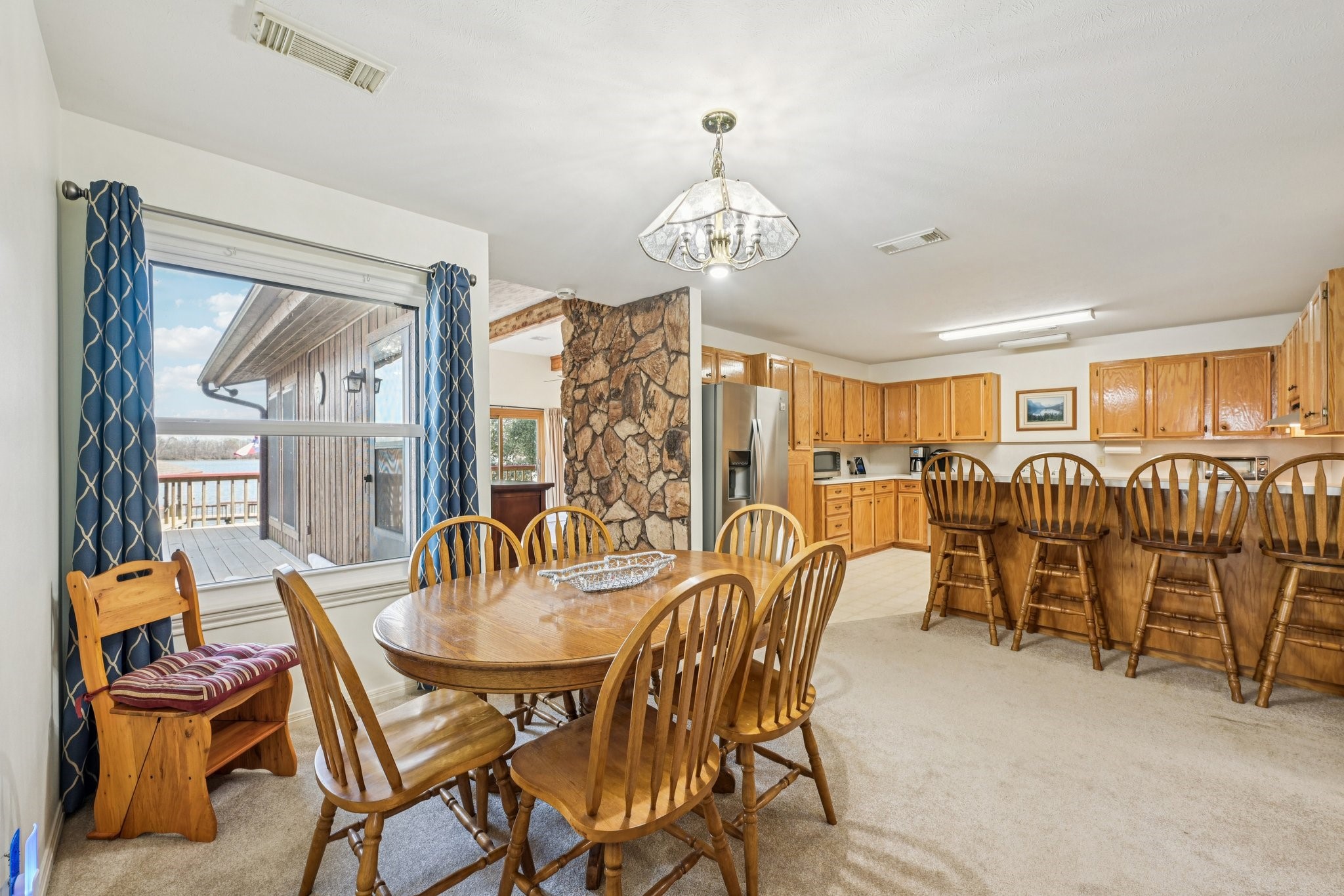94 Lakeview Drive Huntsville, TX 77320 - Photo 12 of 45 Dining area