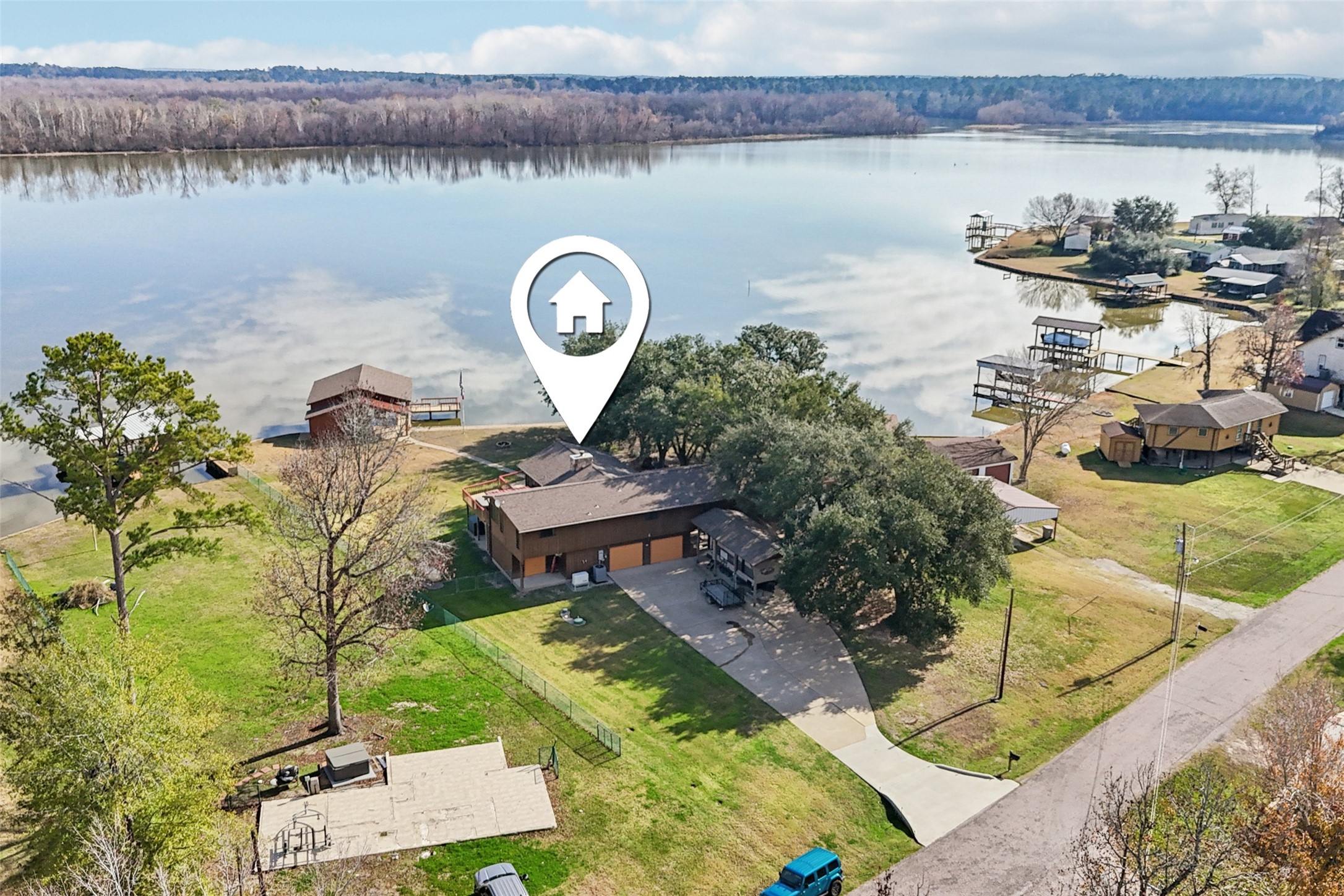 94 Lakeview Drive Huntsville, TX 77320 - Photo 2 of 45 Lake Front Home
