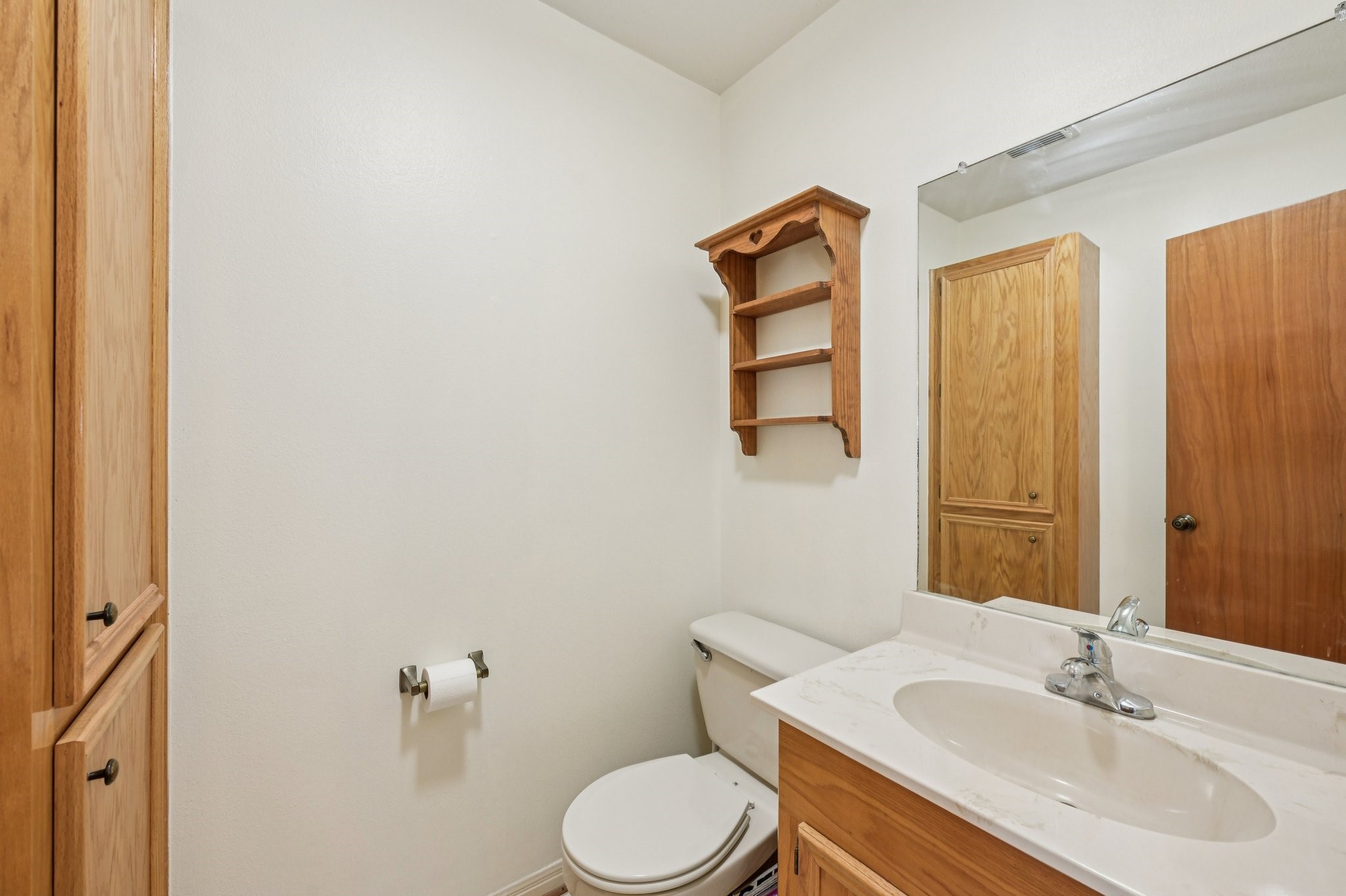 94 Lakeview Drive Huntsville, TX 77320 - Photo 21 of 45 Half bath Upstairs living area