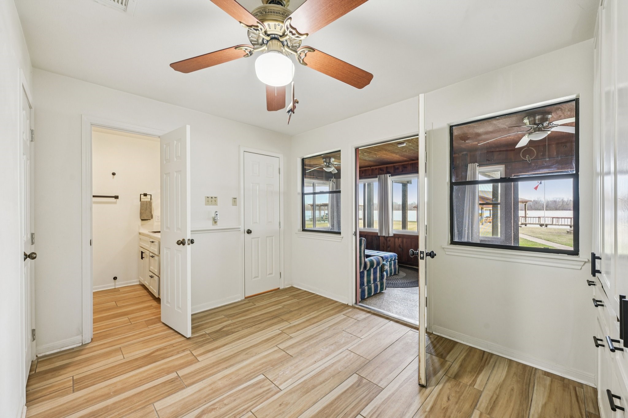 94 Lakeview Drive Huntsville, TX 77320 - Photo 22 of 45 Downstairs flex space/bedroom