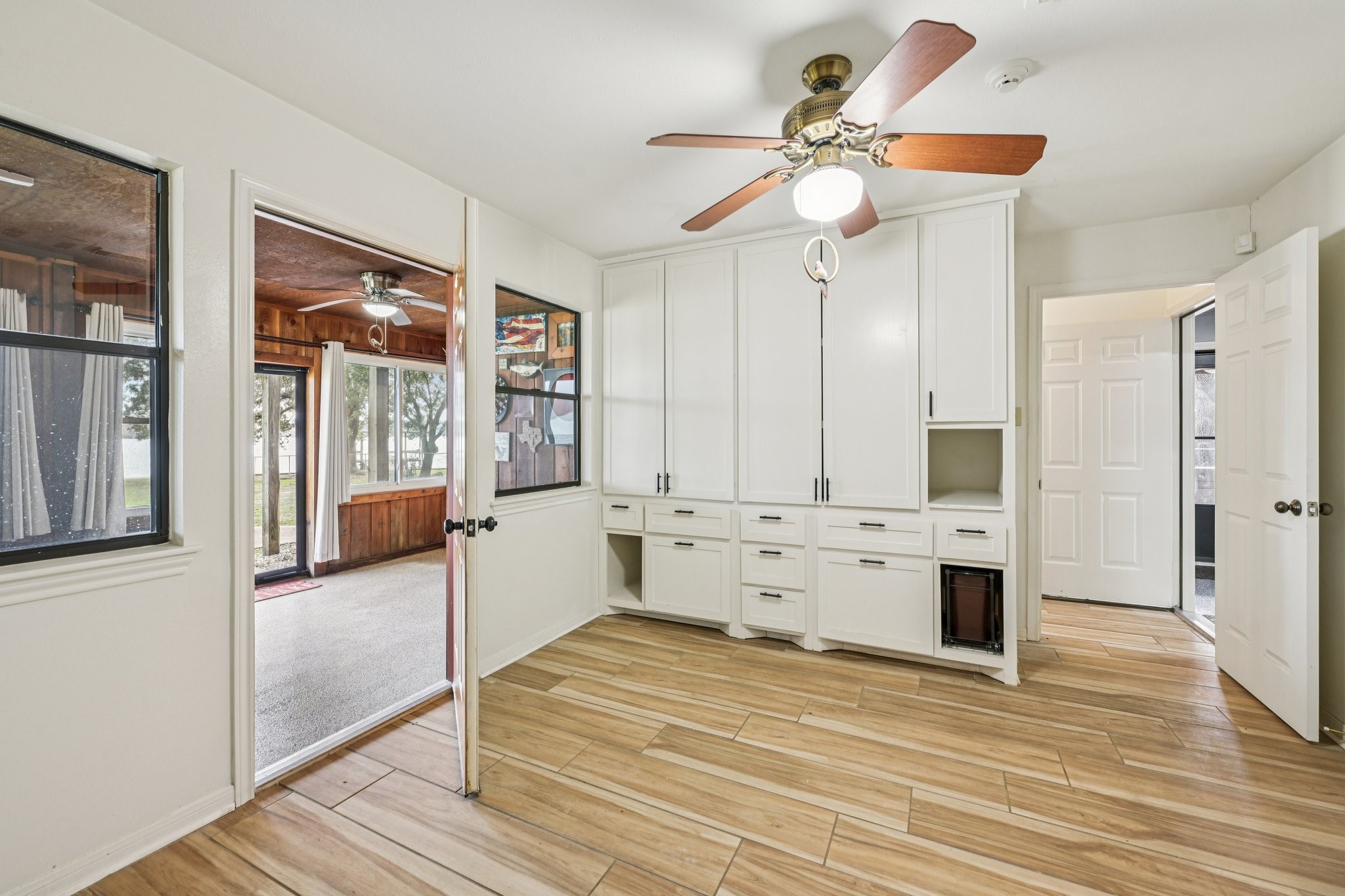 94 Lakeview Drive Huntsville, TX 77320 - Photo 23 of 45 Downstairs flex space/bedroom