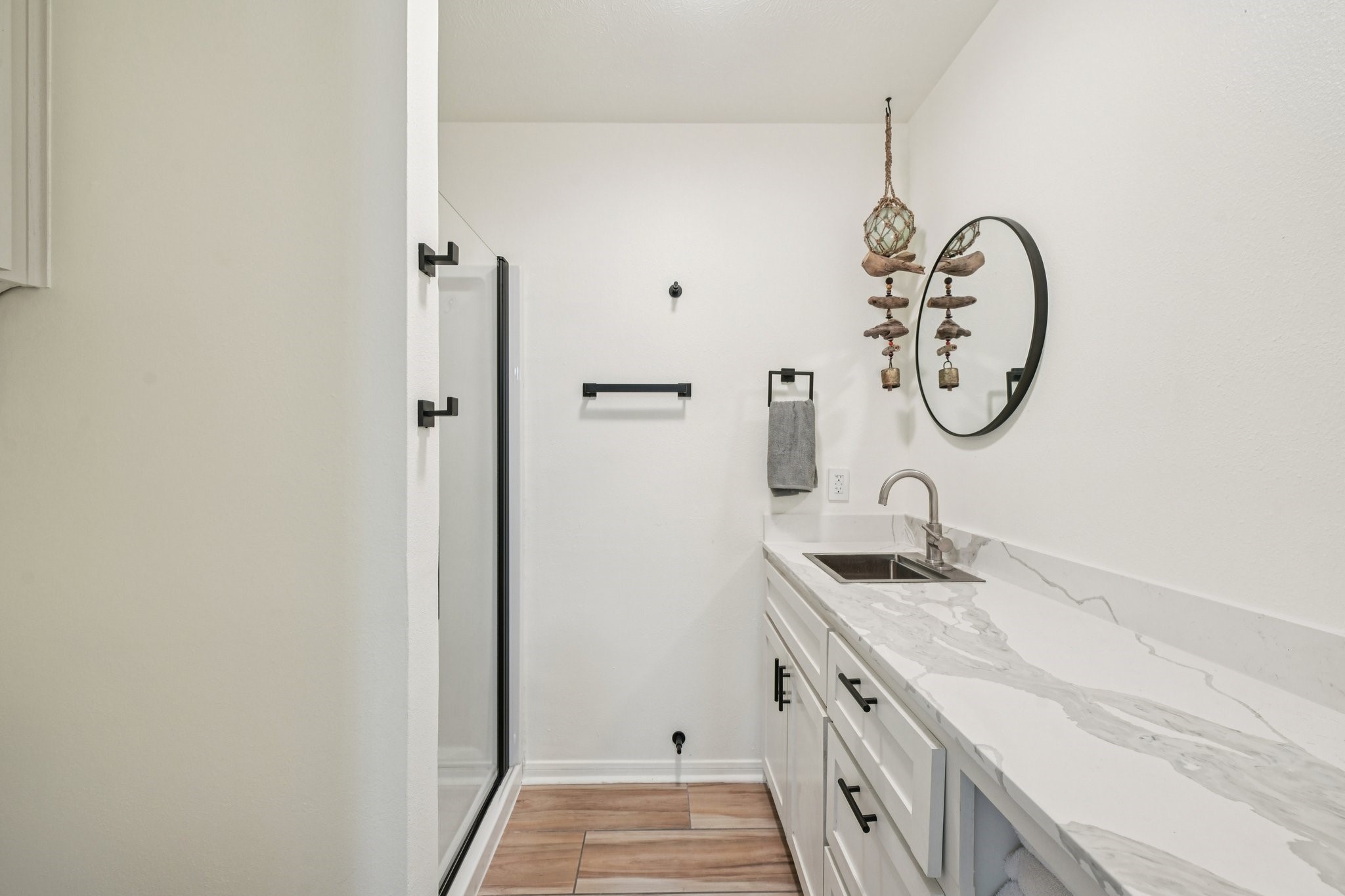 94 Lakeview Drive Huntsville, TX 77320 - Photo 24 of 45 Downstairs full bathroom