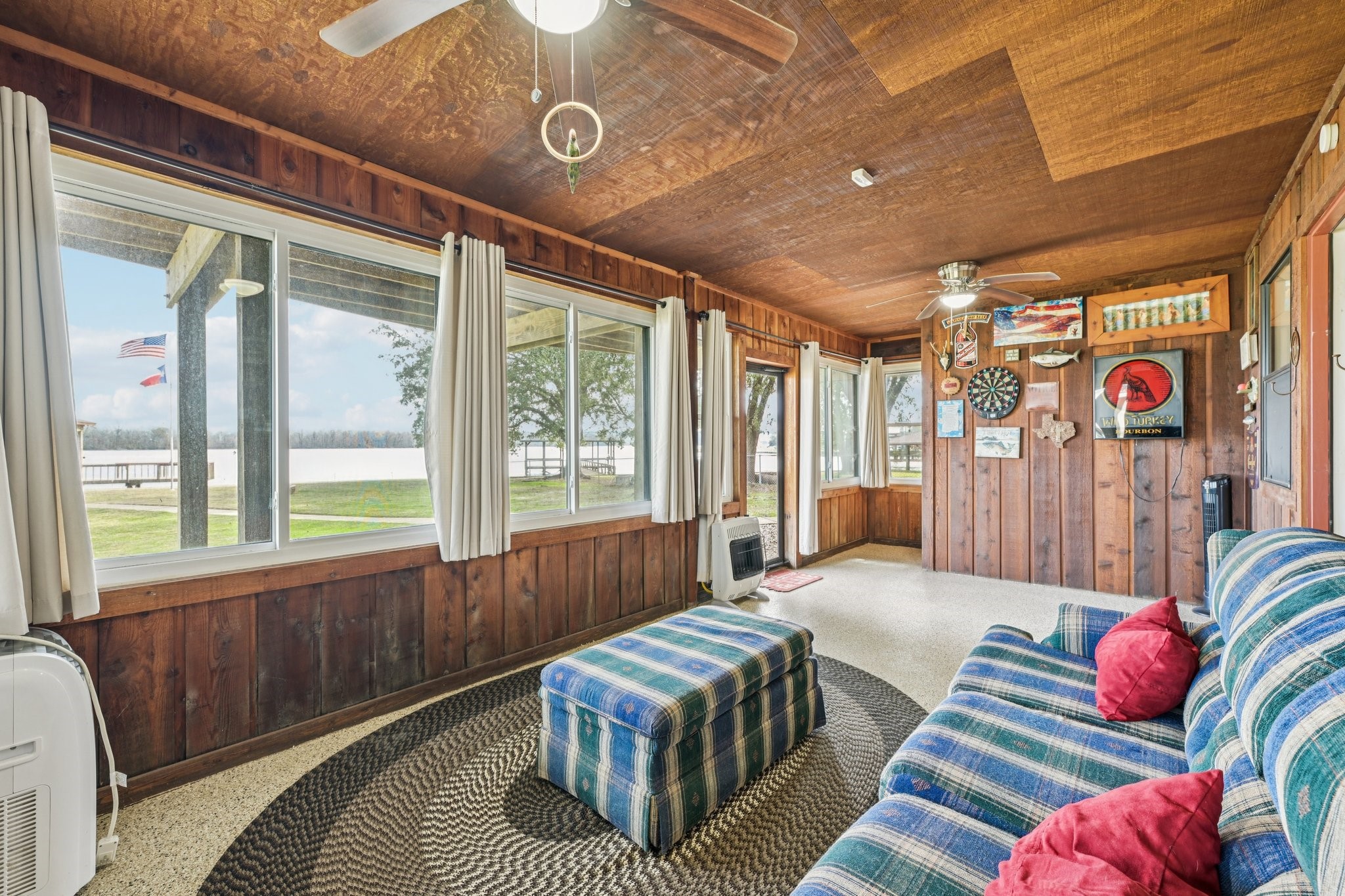 94 Lakeview Drive Huntsville, TX 77320 - Photo 25 of 45 Downstairs living area/bedroom With Lake View