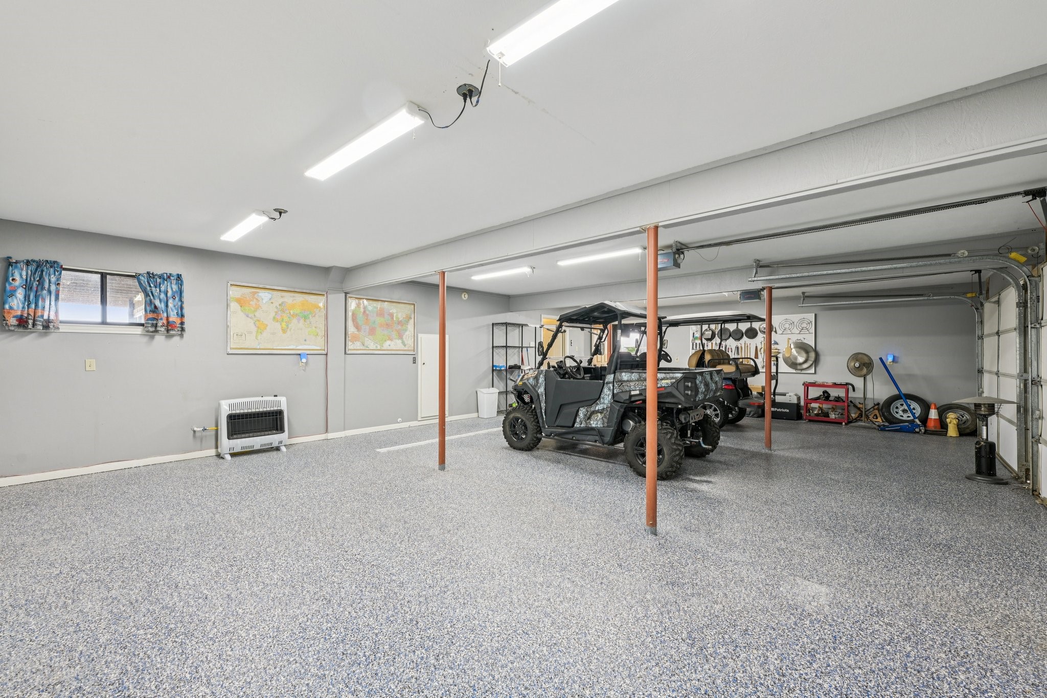 94 Lakeview Drive Huntsville, TX 77320 - Photo 27 of 45 Garage area