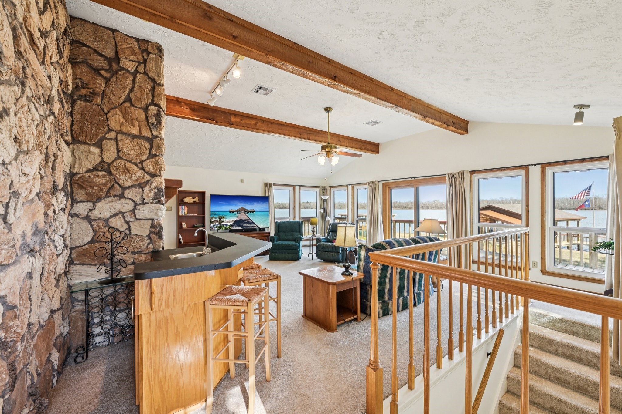 94 Lakeview Drive Huntsville, TX 77320 - Photo 5 of 45 Living room with Wet bar