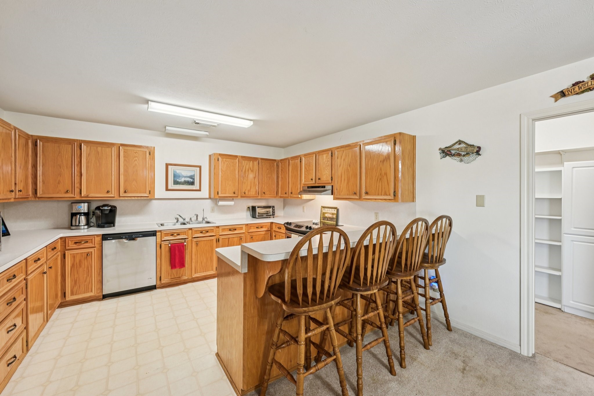 94 Lakeview Drive Huntsville, TX 77320 - Photo 9 of 45 Kitchen