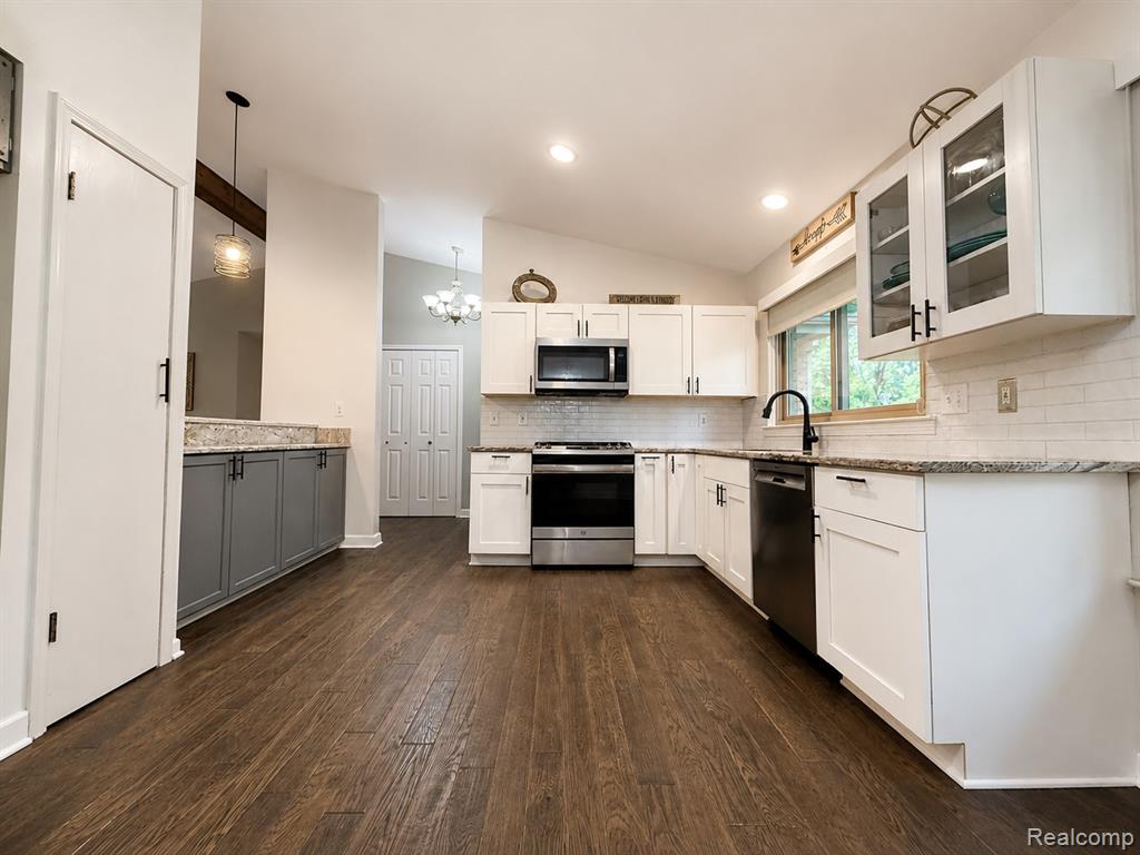 2033 Avonstoke Road Rochester Hills, MI 48307 - Photo 4 of 27