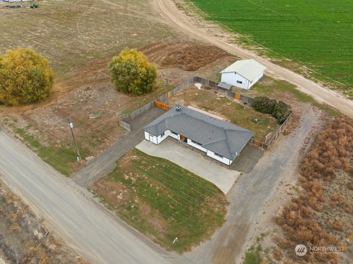 465 South Lemaster Road Othello, WA 99344 - Photo 1 of 40 a view of a lake from a balcony