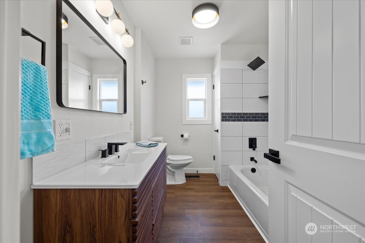 465 South Lemaster Road Othello, WA 99344 - Photo 23 of 40 a bathroom with a tub sink and mirror