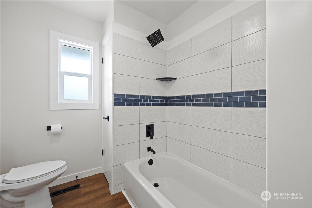 465 South Lemaster Road Othello, WA 99344 - Photo 24 of 40 a bathroom with a bathtub a toilet and a shower