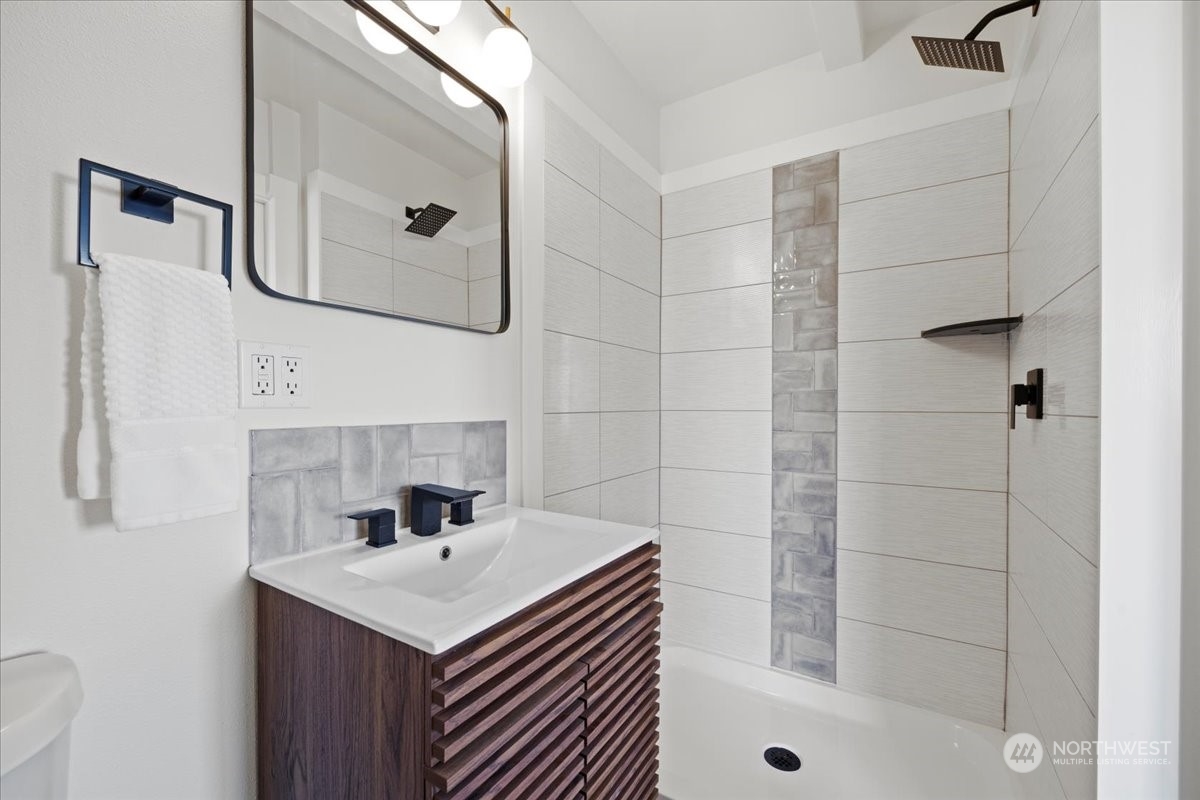 465 South Lemaster Road Othello, WA 99344 - Photo 29 of 40 a bathroom with a sink a shower and a mirror
