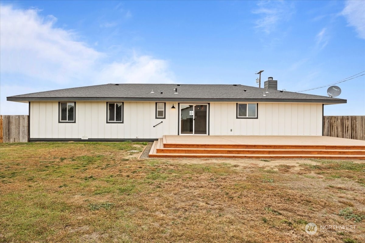 465 South Lemaster Road Othello, WA 99344 - Photo 30 of 40 a view of house with backyard and deck