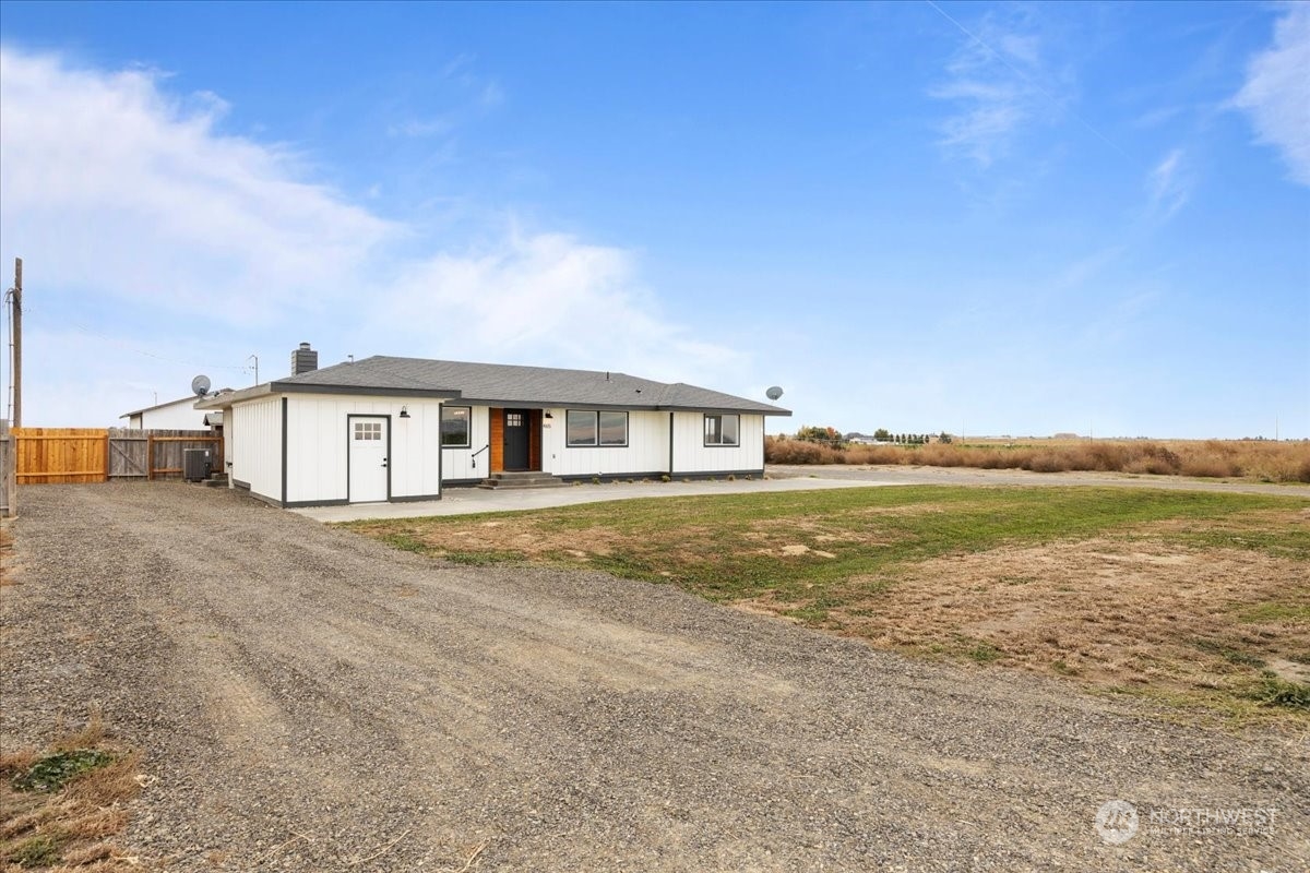 465 South Lemaster Road Othello, WA 99344 - Photo 35 of 40 a front view of a house with a lake view