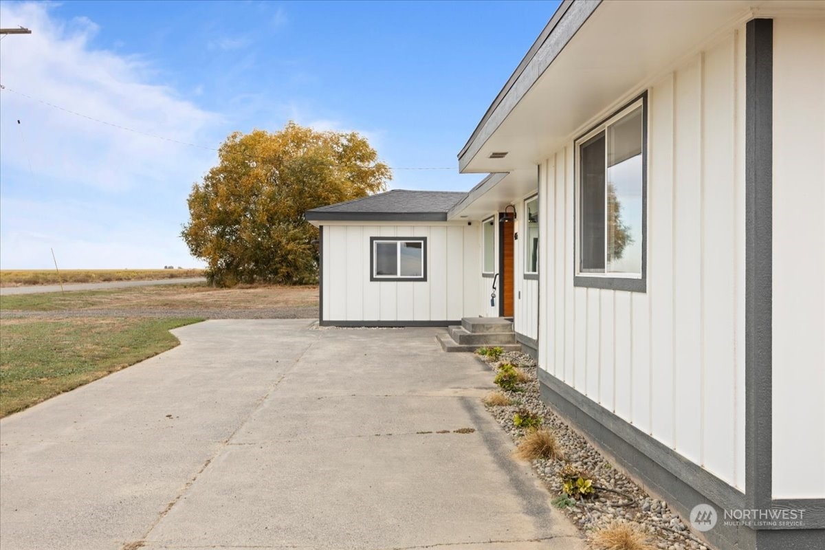 465 South Lemaster Road Othello, WA 99344 - Photo 38 of 40 a view of a house with backyard and garden